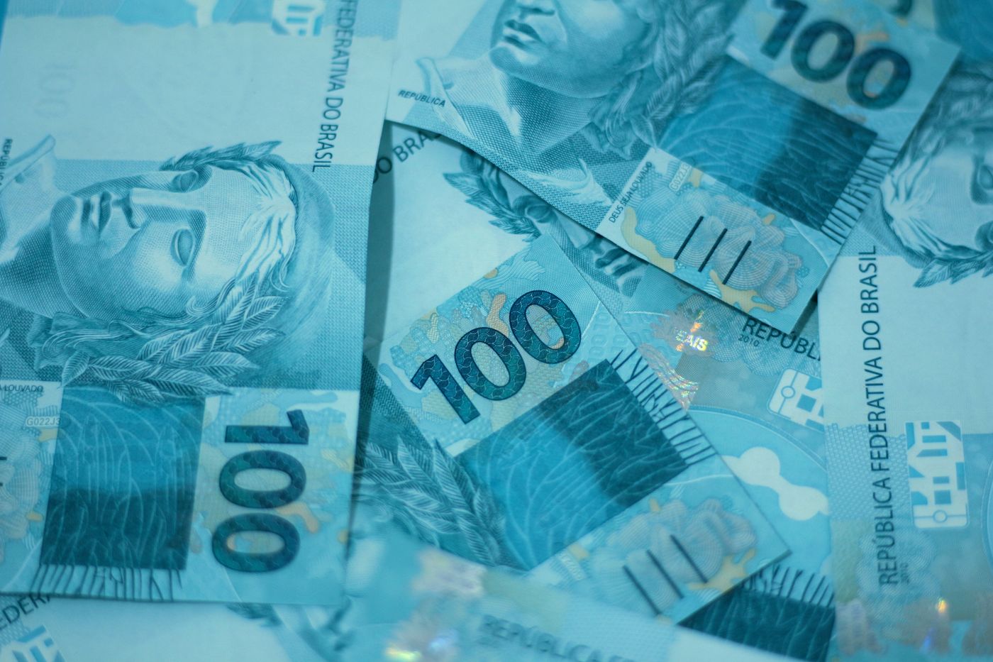 Notas de cem reais, a renda do Educador Financeiro